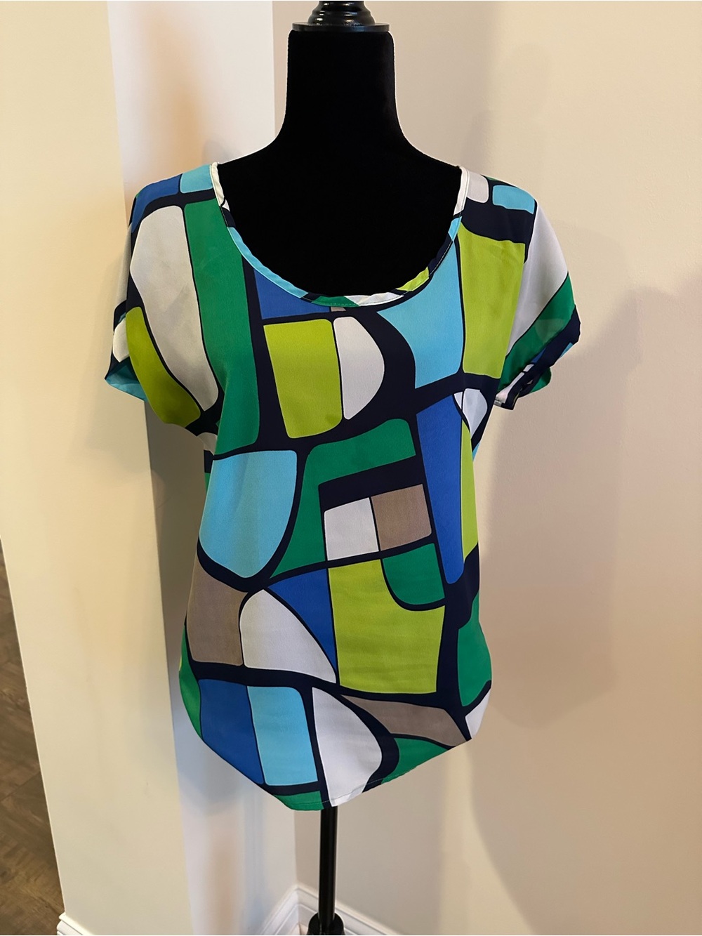 Geometric Scoop Neck Short Sleeve Top in Blue & Green size small